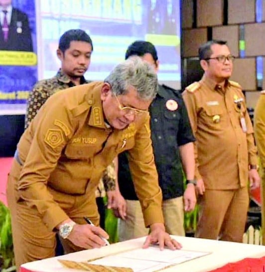 Pj Wali Kota Kendari, Muhammad Yusup menandatangani dokumen RKPD 2025.