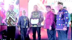 Pj Wali Kota Kendari Muhammad Yusup (tengah) menerima penghargaan AMPL Awards 2024 dari Pj Gubernur Sultra Andap Budhi Revianto (dua dari kanan)
