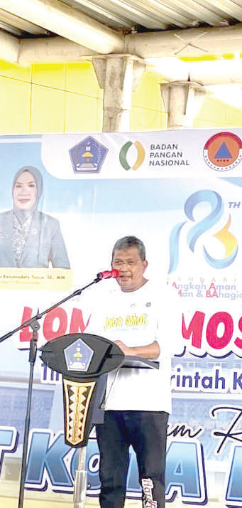PJ Wali Kota Kendari Muhammad Yusup memberi arahan pada lomba mosolori di Anjungan Teluk Kendari