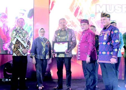 Pj Wali Kota Kendari Muhammad Yusup (tengah) menerima penghargaan AMPL Awards 2024 dari Pj Gubernur Sultra Andap Budhi Revianto (dua dari kanan)