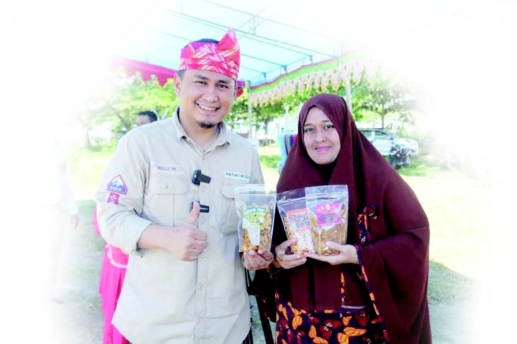 Kepala Dispar Sultra, Belli Harli Tombili (kiri) foto bersama salah seorang pelaku ekonomi kreatif.