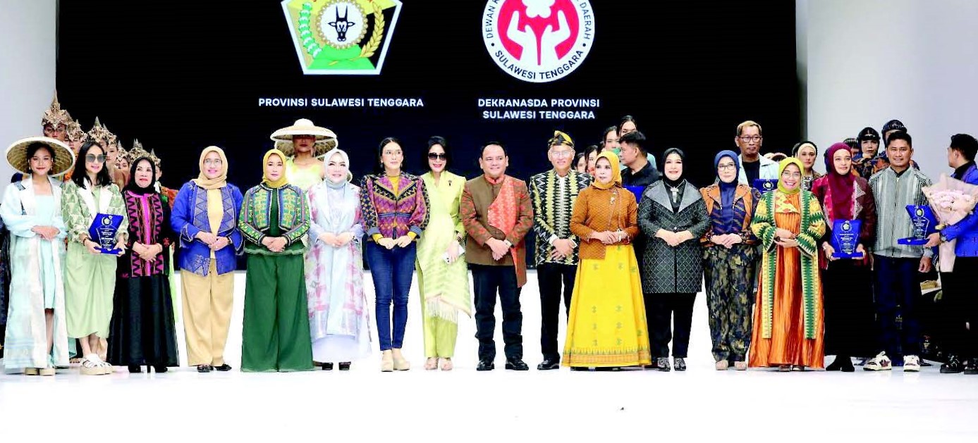 Pj Gubernur Sultra Andap Budhi Revianto (tengah), Sekda Sultra Asrun Lio (delapan dari kanan), Kepala Dispar Sultra Belli Tombili (dua kanan) bersama para Ketua Dekranasda se Sultra usai acara Indonesia Fashion Week (IFW) 2024 di Jakarta Convention Center (JCC) beberapa waktu lalu. Dalam acara ini, kain tenun dari berbagai daerah Sultra ditampilkan.