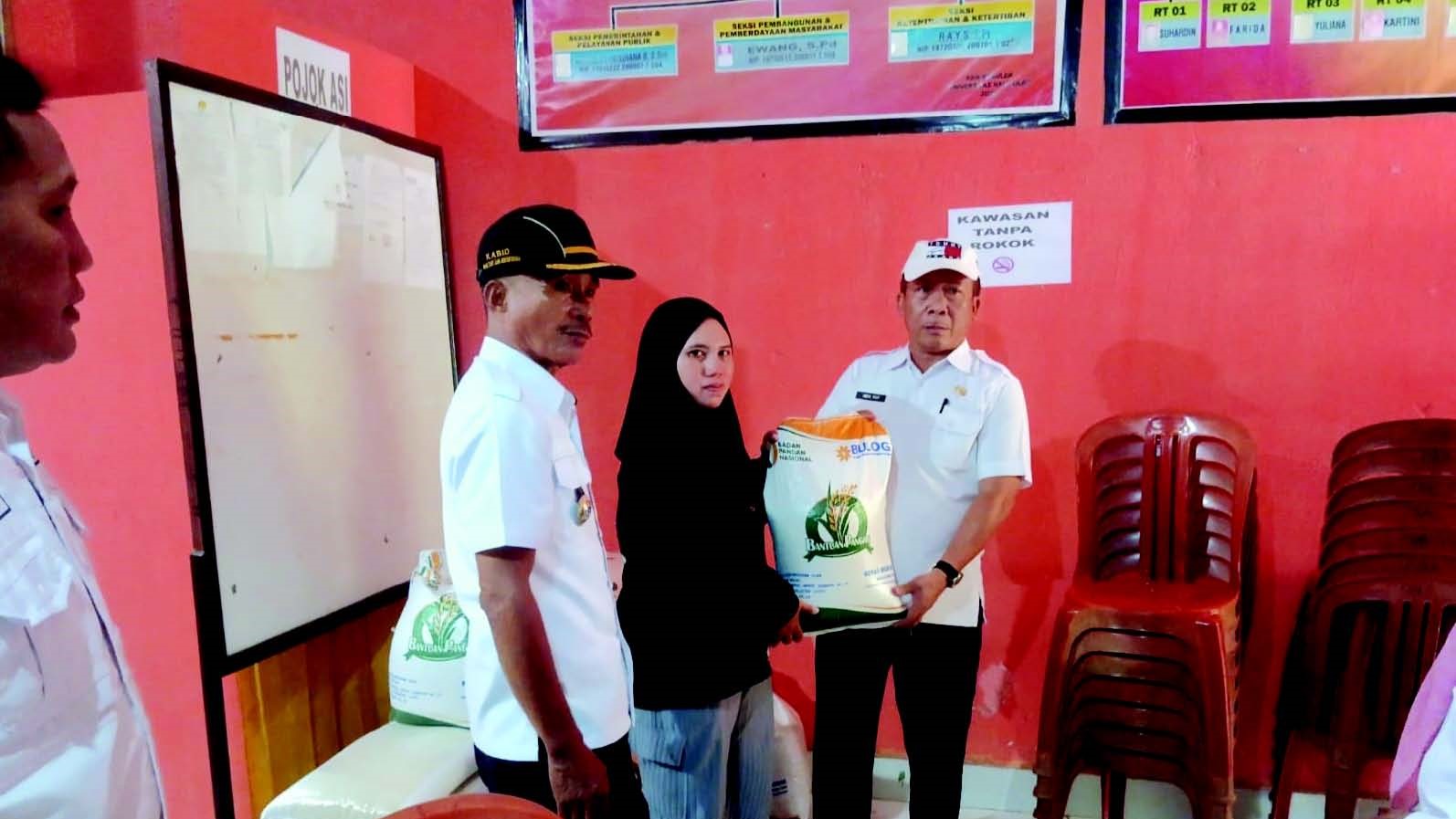 BANTUAN BERAS CPP : Kepala Disketapang Kota Kendari, Abdul Rauf menyalurkan bantuan beras CPP kepada salah satu perwakilan KPM di Kota Kendari, kemarin. (AGUS SETIAWAN/KENDARI POS)