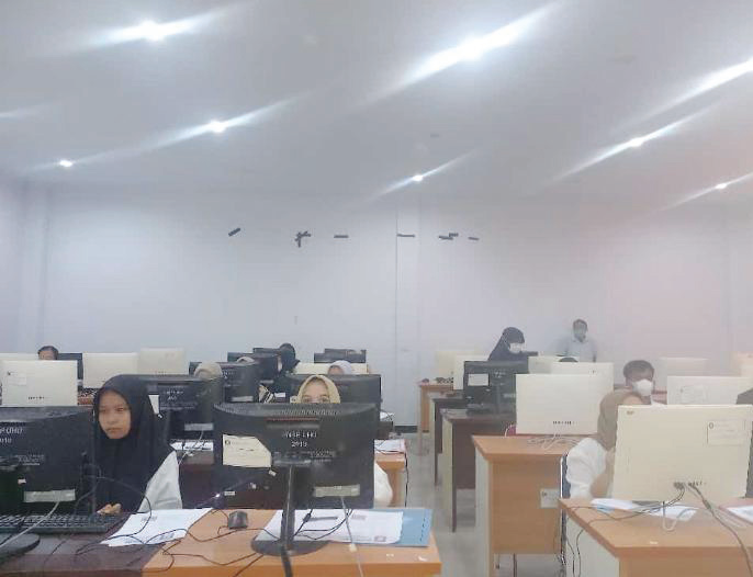 Suasana pelaksanaan UTBK-SNBT UHO. (HUMAS UHO FOR KENDARI POS)