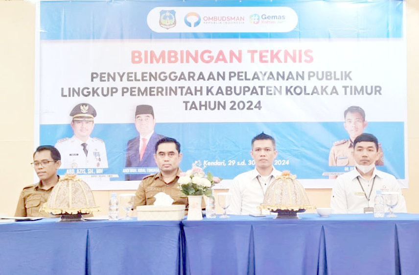 Tingkatkan Kualitas SDM, Maksimalkan Pelayanan PublikKUALITAS LAYANAN : Sekab Koltim, Andi Muh. Iqbal Tongasa (kedua dari kiri) ketika membuka Bimtek penyelenggaraan pelayanan publik tahun 2024, lingkup Pemkab, kemarin. (DISKOMINFO KABUPATEN KOLAKA TIMUR FOR KENDARI POS)