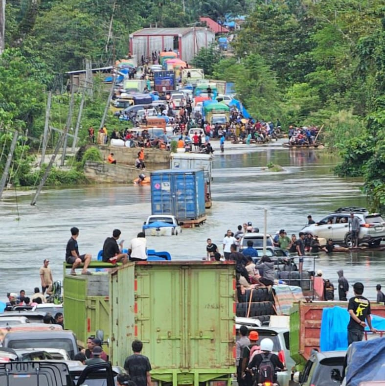 Kondisi ruas jalan trans Sulawesi yang digenangi banjir di Desa Samandete Kecamata Oheo. Penyebab banjir akibat intensitas curah hujan yang tinggi yang menyebabkan sungai Lalindu dan sungai Lasolo meluap hingga ke badan jalan trans Sulawesi. (HELMIN TOSUKI / KENDARI POS)
