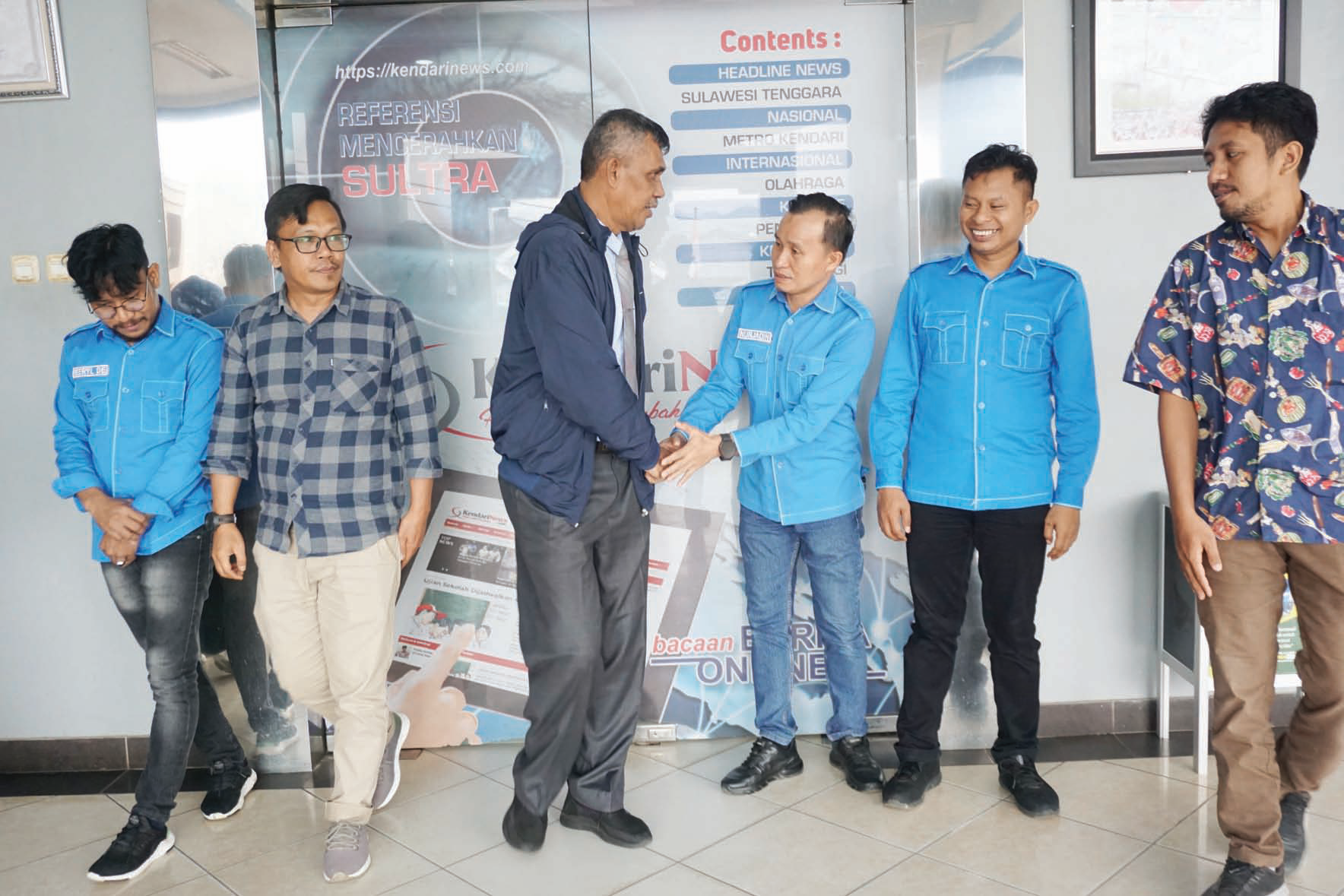 Wadir Kendari Pos Awal Nurjadin (tiga kanan) dan Direktur Perumda Air Minum Kota Kendari Zainuddin Azis (tiga kiri) foto bersama jajaran manajemen Kendari Pos di lobi Graha Pena. Tampak Pemred Kendari Pos Inong Saputra (dua kanan), Redaktur Politik Ramadhan (kanan), Redaktur Daerah Darwin Sihombing (dua kiri) dan Manajer Online dan Medsos Yusif Herianto.