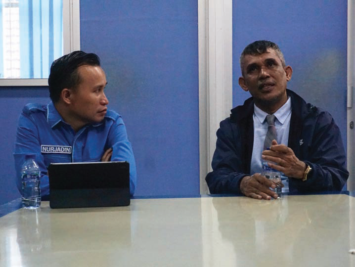 Wadir Kendari Pos Awal Nurjadin (kiri) dan Direktur Perumda Air Minum Kota Kendari Zainuddin Azis berbincang di Graha Pena Kendari Pos, Senin (6/5).