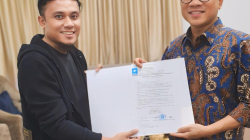 Ketua DPW Partai Perindo Sultra sekaligus bakal calon Wali Kota Kendari, Afdhal (kiri) menerima rekomendasi dari Wakil Ketua Umum DPP PAN, Yandri Susanto (kanan) di Jakarta, Senin (6/5/2024) malam. (IST)