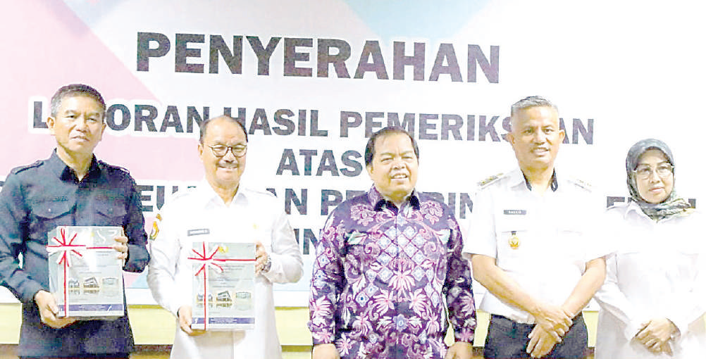 Bupati Konawe Selatan, H Surunuddin Dangga, ST., MM, saat menerima Laporan Hasil Pemeriksaan BPK RI Perwakilan Sulawesi Tenggara.