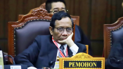 Mahfud MD selaku pihak pemohon menyapa wartawan sebelum dimulainya sidang perdana perselisihan hasil Pilpres 2024 di Gedung Mahkamah Konstitusi, Jakarta, Rabu (27/3/2024). (DERY RIDWANSAH/JAWAPOS.COM)