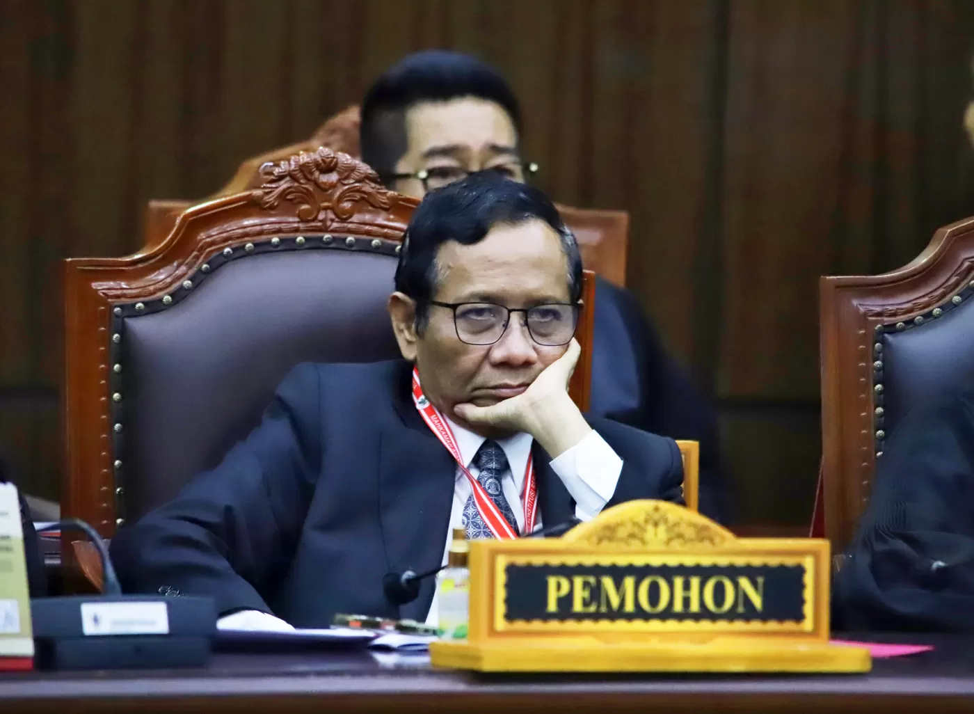 Mahfud MD selaku pihak pemohon menyapa wartawan sebelum dimulainya sidang perdana perselisihan hasil Pilpres 2024 di Gedung Mahkamah Konstitusi, Jakarta, Rabu (27/3/2024). (DERY RIDWANSAH/JAWAPOS.COM)