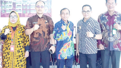 Sekretaris Dinas Kominfo Kota Kendari, Sri Nursam Dewi bersama jajarannya
