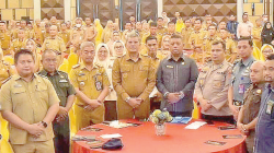Pj Wali Kota Kendari, Muhammad Yusup keempat dari kiri sempatkan foto bersama Forkopimda usai membahas RKPD Tingkat Kota Kendari Tahun 2025.