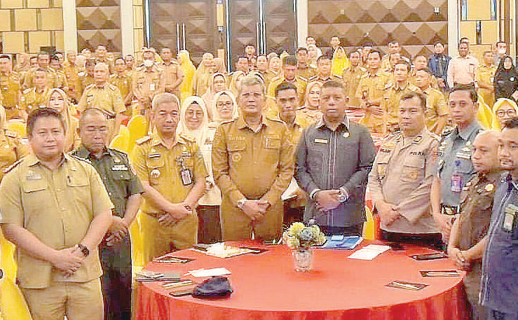 Pj Wali Kota Kendari, Muhammad Yusup keempat dari kiri sempatkan foto bersama Forkopimda usai membahas RKPD Tingkat Kota Kendari Tahun 2025.