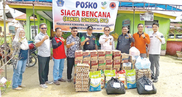 Kepala Bappeda Kota Kendari, Cornelius Padang (keempat dari kanan) menyerahkan bantuan sosial kepada korban terdampak bencana banjir bandang di Lorong Lasolo dan Kampung Salo.