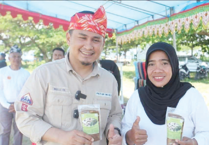 Kepala Dispar Sultra, Belli Harli Tombili (kiri) foto bersama salah seorang pelaku ekonomi kreatif.