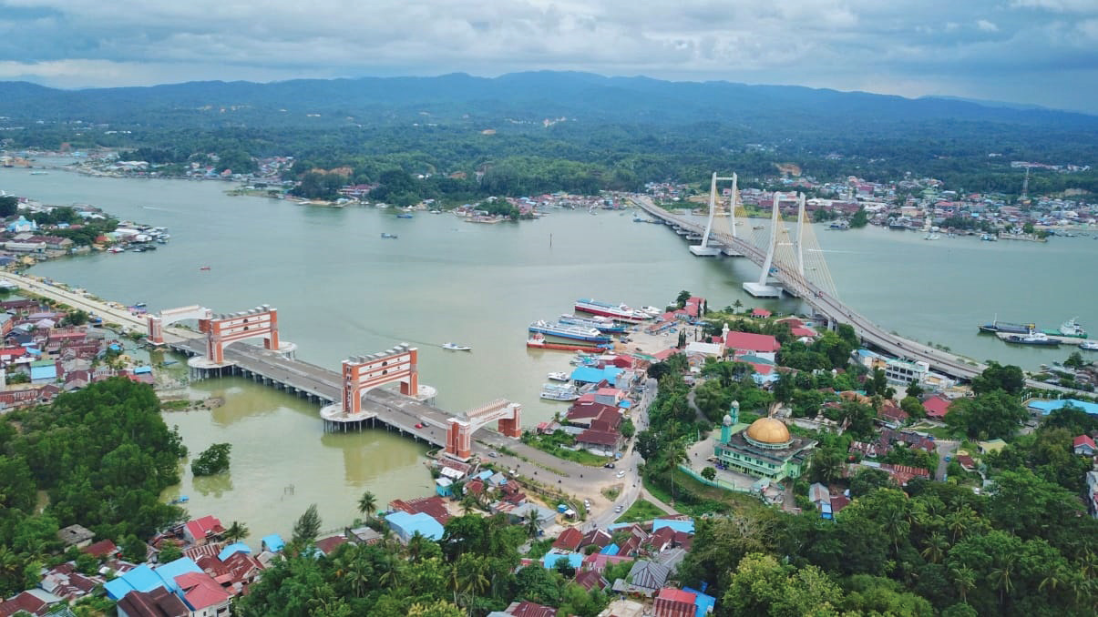 TELUK KENDARI : Keberadaan Jembatan Teluk Kendari dan jalan wisata Kendari-Toronipa memperlancar koneksivitas kendaraan. Dalam beberapa tahun terakhir, pembangunan infrastruktur jalan di Kota Kendari begitu masif. (MUHAMMAD ABDI ASMAUL AMRIN/KENDARI POS)