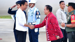 Presiden Jokowi (kiri) disambung Pj Gubernur Sultra Andap Budhi Revianto (tengah) di Lanud TNI AU Kabupaten Konawe Selatan, Minggu (12/5/2024). (BIRO ADPIM PEMPROV SULTRA)