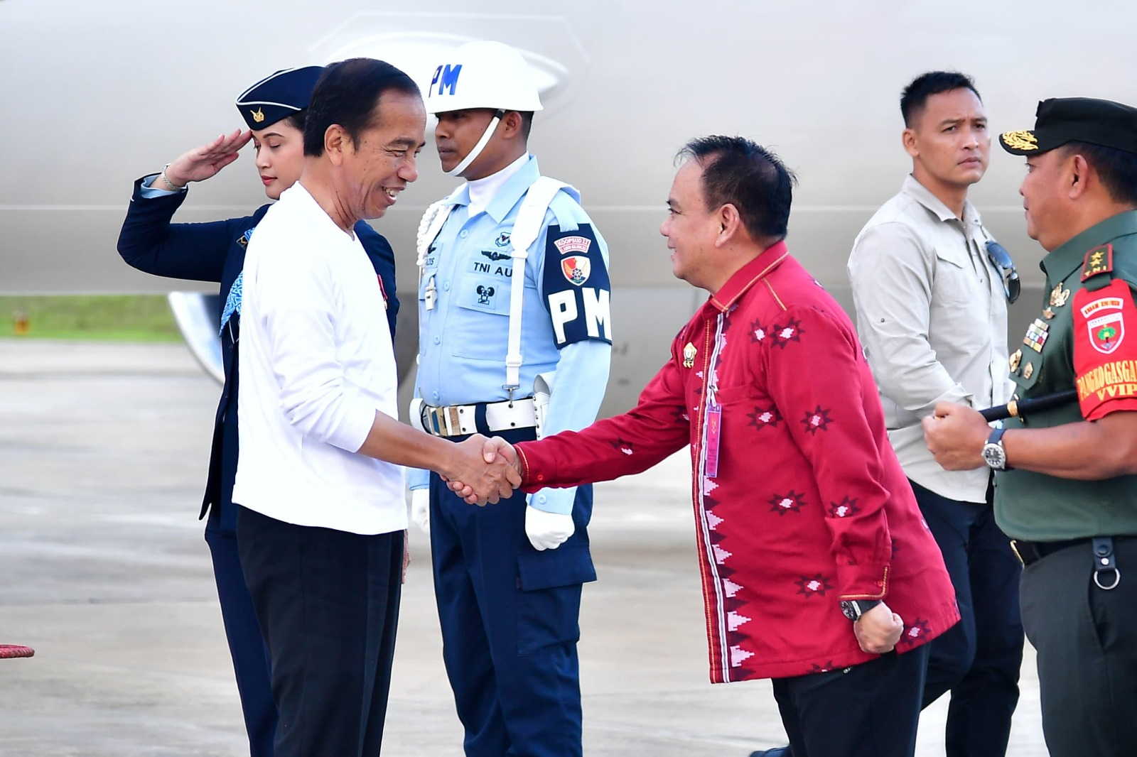Presiden Jokowi (kiri) disambung Pj Gubernur Sultra Andap Budhi Revianto (tengah) di Lanud TNI AU Kabupaten Konawe Selatan, Minggu (12/5/2024). (BIRO ADPIM PEMPROV SULTRA)