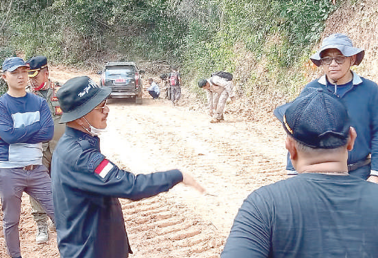 PUTR: Bupati Konawe Selatan, H Surunuddin Dangga ST MM saat meninjau lokasi pembangunan jalan menuju Kecamatan Laonti 2023 lalu.