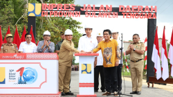 Presiden RI Jokowi (tengah) saat meresmikan Jalan Inpres Daerah di Muna Barat yang menelan anggaran Rp42,4 miliar. Pj Gubernur Sultra Andap Budhi Revianto (kiri) dan anggota DPR RI Ridwan Bae (kanan) mendampingi Presiden Jokowi. (AKHIRMAN / KENDARI POS)