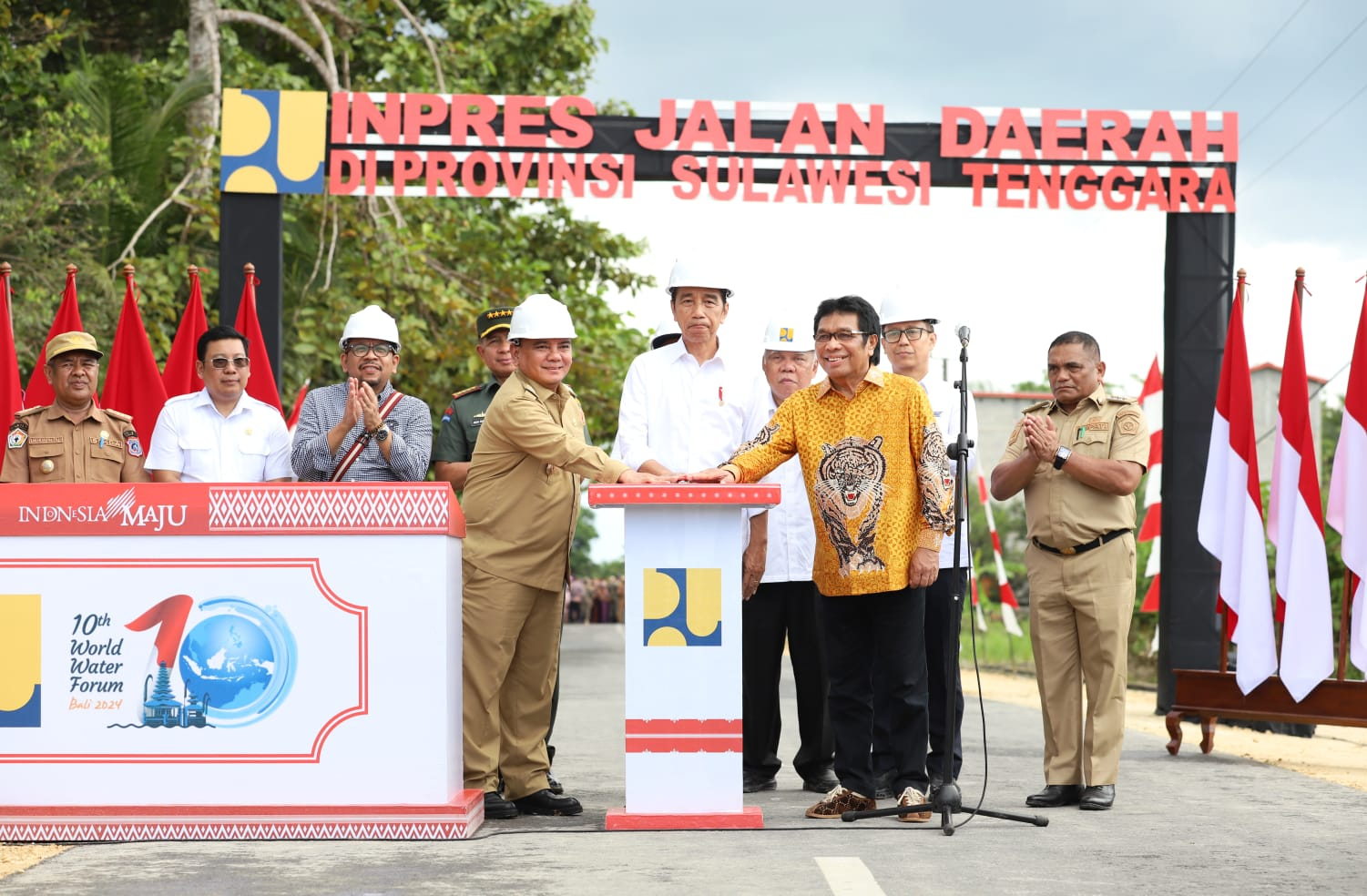 Presiden RI Jokowi (tengah) saat meresmikan Jalan Inpres Daerah di Muna Barat yang menelan anggaran Rp42,4 miliar. Pj Gubernur Sultra Andap Budhi Revianto (kiri) dan anggota DPR RI Ridwan Bae (kanan) mendampingi Presiden Jokowi. (AKHIRMAN / KENDARI POS)