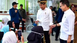 Presiden Jokowi (tengah) didampingi Menteri Kesehatan Budi Gunadi Sadikin (kanan) saat meninjau fasilitas dan pelayanan kesehatan di Rumah Sakit Umum Daerah (RSUD) dr. H.L.M. Baharuddin, Senin (13/5/2024). (BPMI Setpres)