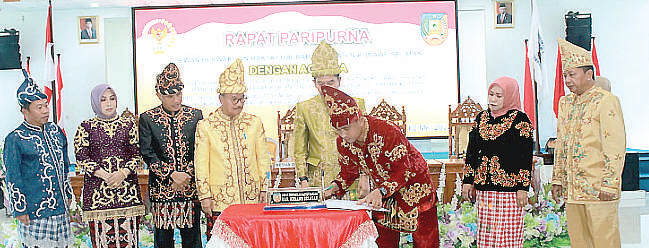 Bupati Konsel Surunuddin Dangga bersama ketua DPRD Konsel melakukan penandatanganan hasil sidang paripurna.