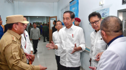 Presiden RI Jokowi (tengah) berbincang dengan Pj Gubernur Sultra Andap Budhi Revianto (kiri) disela-sela meninjau fasilitas dan pelayanan kesehatan di BLUD Rumah Sakit Konawe, Selasa (14/5/2024). (BPMI Setpres)