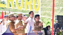 Presiden Jokowi (2 dari kanan) menekan tombol sirene menandai peresmian Bendungan Ameroro di Kabupaten Konawe, Selasa (14/5/2024). Presiden Jokowi didampingi Pj Bupati Konawe Harmin Ramba (kiri), Pj Gubernur Sultra Andap Budhi Revianto (2 dari kiri) dan anggota DPR RI Ridwan Bae (kanan). (BPMI Setpres)