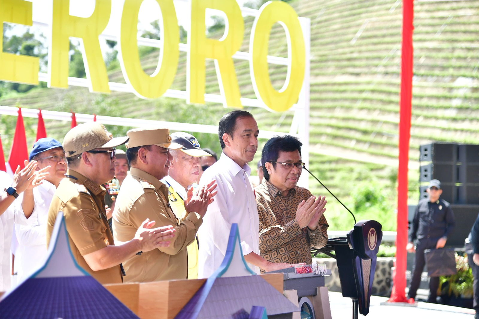 Presiden Jokowi (2 dari kanan) menekan tombol sirene menandai peresmian Bendungan Ameroro di Kabupaten Konawe, Selasa (14/5/2024). Presiden Jokowi didampingi Pj Bupati Konawe Harmin Ramba (kiri), Pj Gubernur Sultra Andap Budhi Revianto (2 dari kiri) dan anggota DPR RI Ridwan Bae (kanan). (BPMI Setpres)