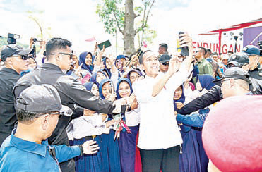 Presiden RI, Joko Widodo berswafoto dengan para pelajar di Konawe yang menyambut kedatangannya di daerah itu, kemarin. (PEMKAB KONAWE FOR KENDARI POS)