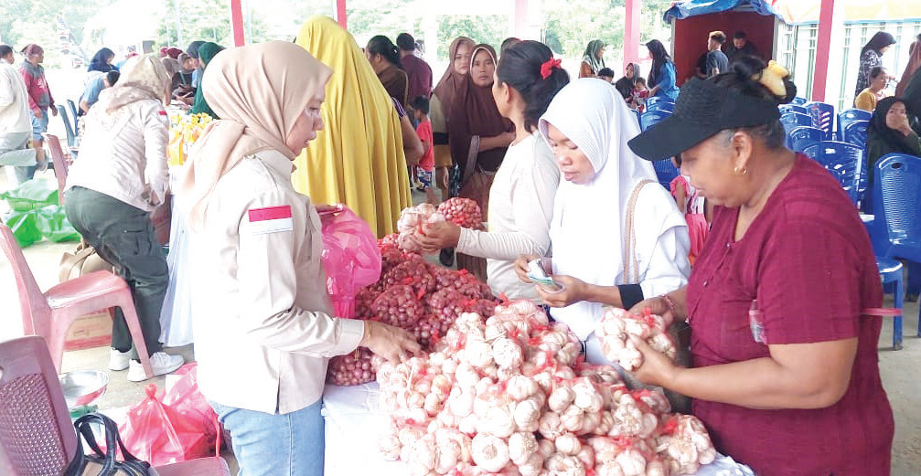 Puluhan masyarakat Mubar bebelanja sejumlah kebutuhan pokok di kegiatan GPM yang digelar Dinas Ketapang Sultra di Mubar. Foto: Akhirman/Kendari Pos