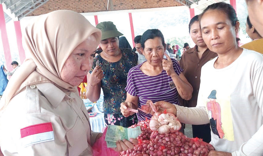 Puluhan masyarakat Mubar bebelanja sejumlah kebutuhan pokok di kegiatan GPM yang digelar Dinas Ketapang Sultra di Mubar. Foto: Akhirman/Kendari Pos