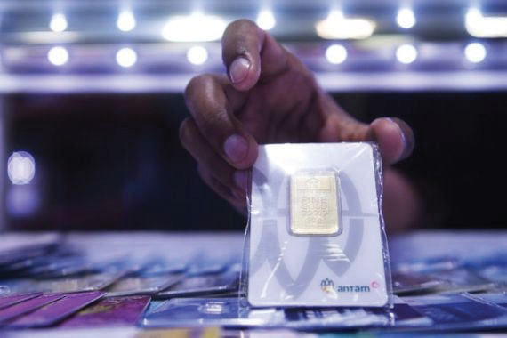 Petugas menunjukkan emas batangan di salah satu toko emas di Jakarta, Kamis (2/4). Harga emas Antam batangan yang dipantau dari laman Logam Mulia, Kamis (2/4) pagi, naik Rp17.000 per gram menjadi Rp1.327.000 per gram atau makin mendekati rekor tertingginya pada 20 April 2024 sebesar Rp1.347.000 per gram. (JPNN)