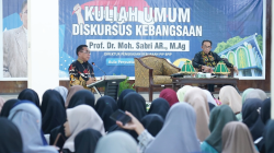 Foto bersama Kepala Jasa Raharja Sulawesi Tenggara (Sultra), Abdillah (kiri) dan Rektor Unsultra, Prof. Dr. Andi Bahrun, M.Sc., Agric. (Ewin Endang Sahputri/Kendari Pos)