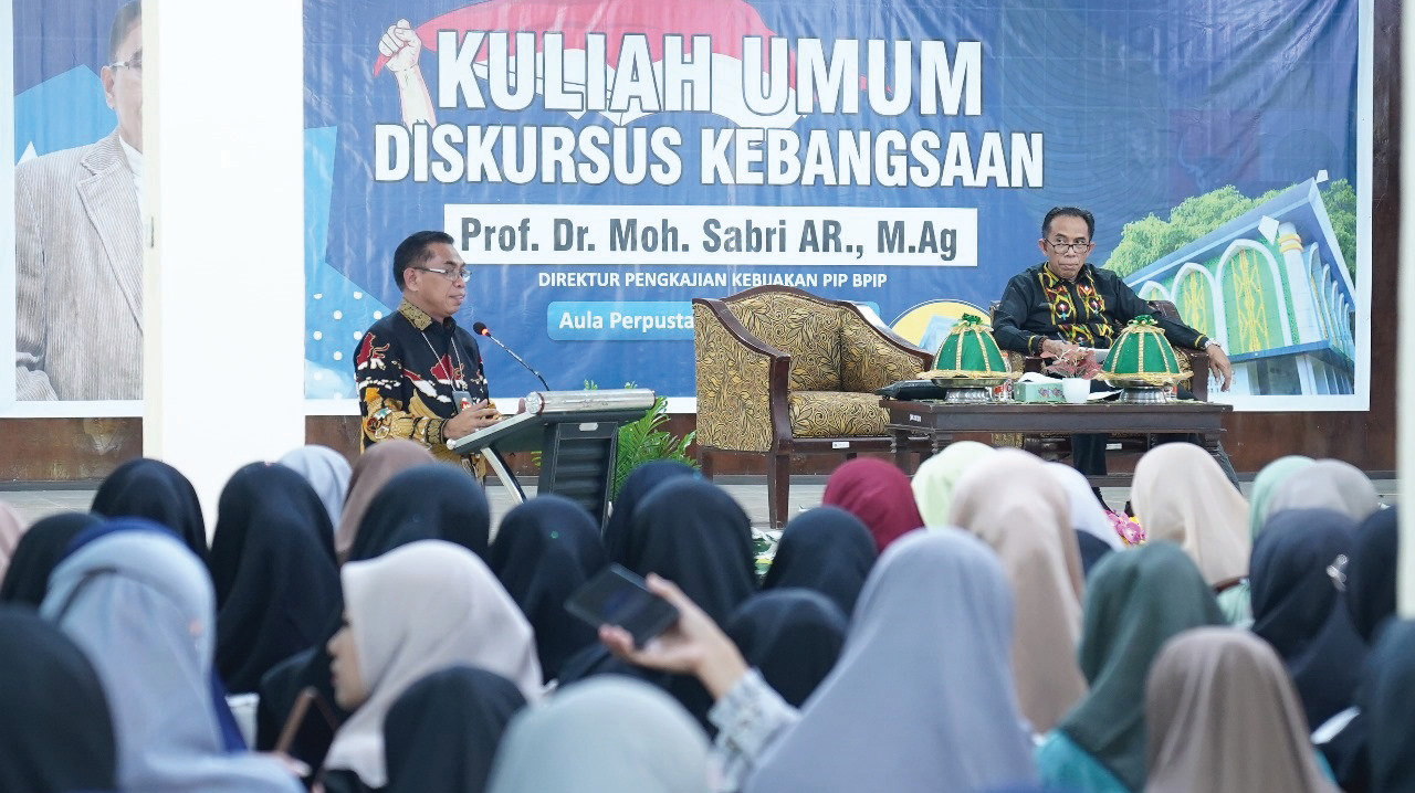 Foto bersama Kepala Jasa Raharja Sulawesi Tenggara (Sultra), Abdillah (kiri) dan Rektor Unsultra, Prof. Dr. Andi Bahrun, M.Sc., Agric. (Ewin Endang Sahputri/Kendari Pos)