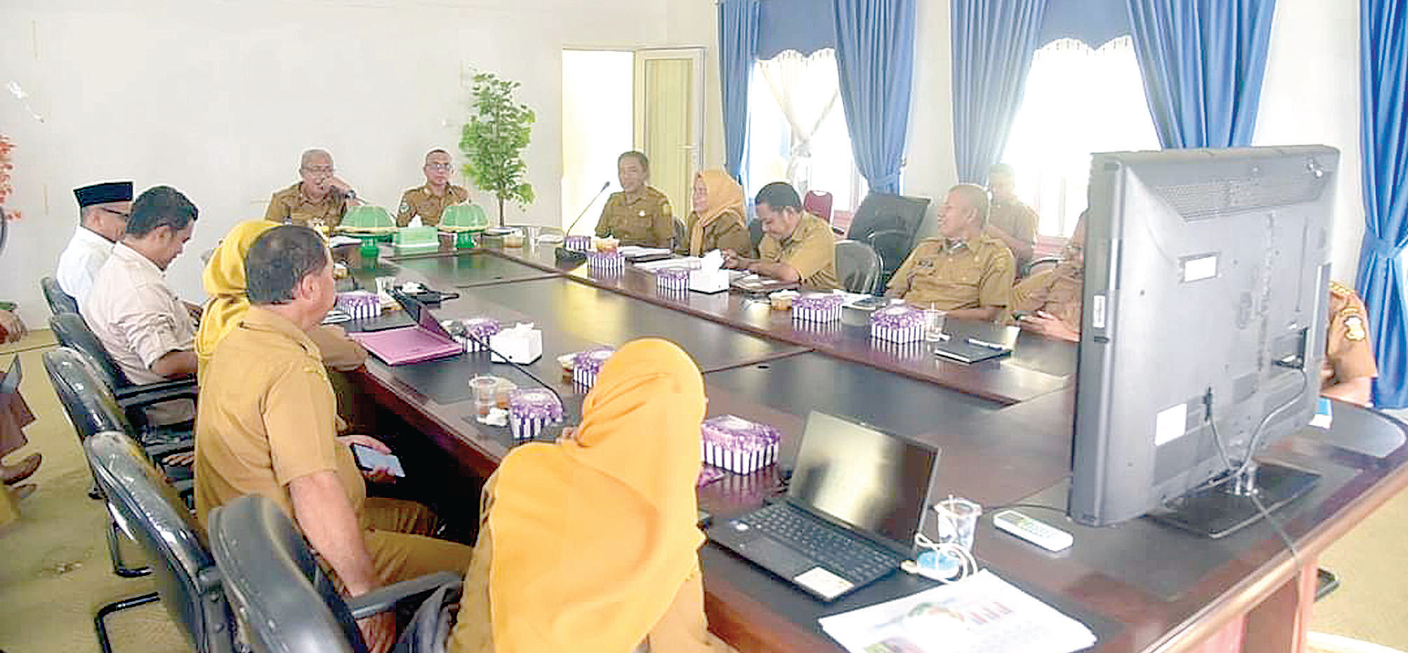 Sekda Buton Asnawi memimpin rapat percepatan penanganan stunting di Buton. Ia meminta jajarannya melakukan verifikasi ulang data stunting, sebab ada perbedaan hasil survei dua lembaga terkait masalah stunting di Buton.