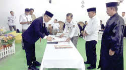 Ketua KPU Bombana Hasdin meneken dokumen pelantikan 110 anggota PPK di di Hotel Istana, Kecamatan Rumbia Tengah, Kamis (16/5)