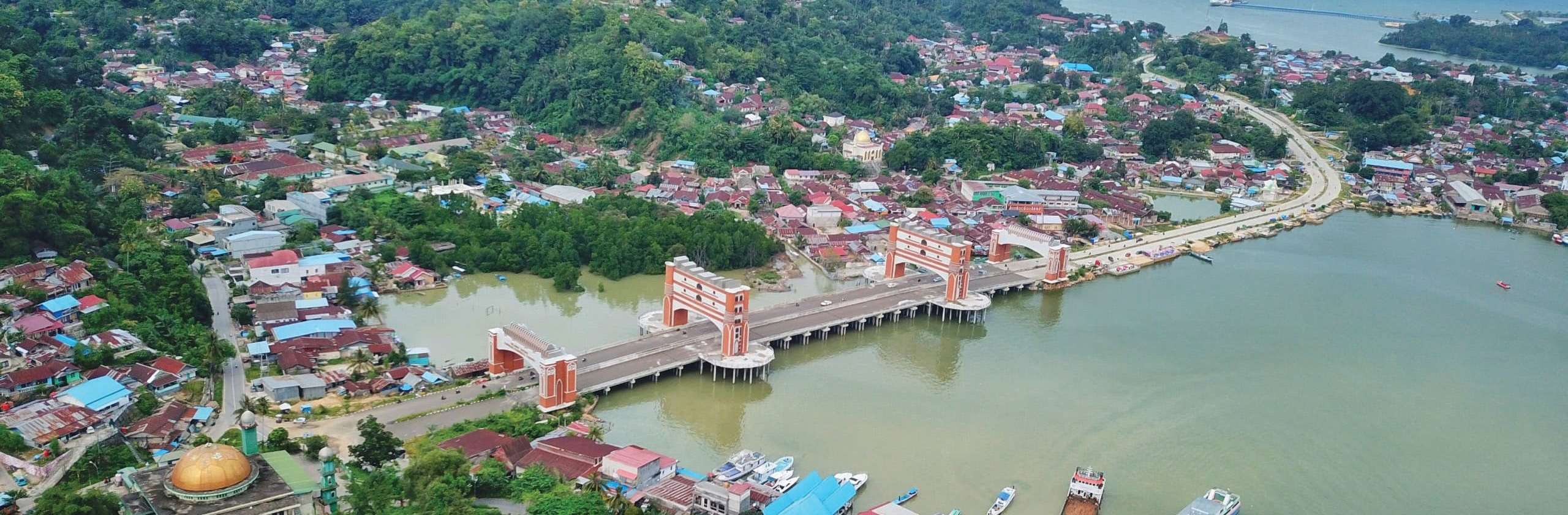 INFRASTRUKTUR JALAN : Jalan provinsi yang mengalami kerusakan mencapai 260 km. Dengan keterbatasan APBD, Pemprov Sultra mengusulkan sejumlah jalan ditalangi pemerintah pusat. Jalan wisata Kendari- Toronipa bagian dari kewenangan dan tanggungjawab provinsi. (MUHAMMAD ABDI ASMAUL AMRIN/KENDARI POS)