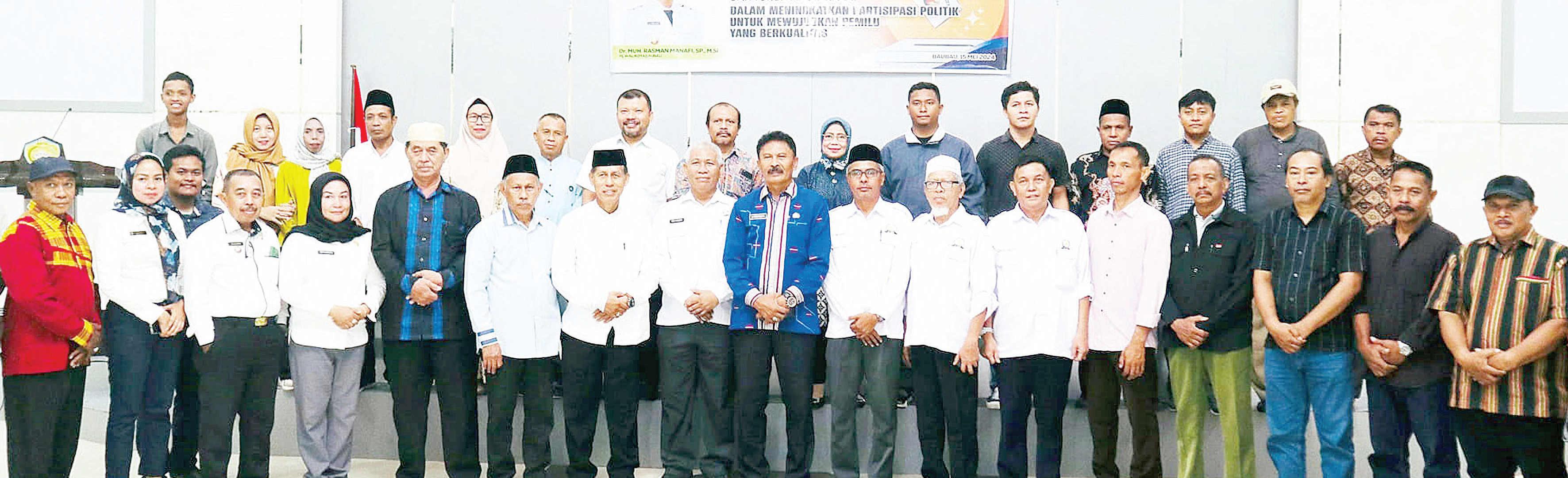 PERAN TOKOH : Pose bersama Pj Sekot Baubau, La Ode Fasikin (tengah, depan) bersama para tokoh yang ada di daerah itu usai sosialisasi dalam upaya peningkatan partisipasi politik demi mewujudkan Pilkada berkualitas. (DISKOMINFO KOTA BAUBAU FOR KENDARI POS)