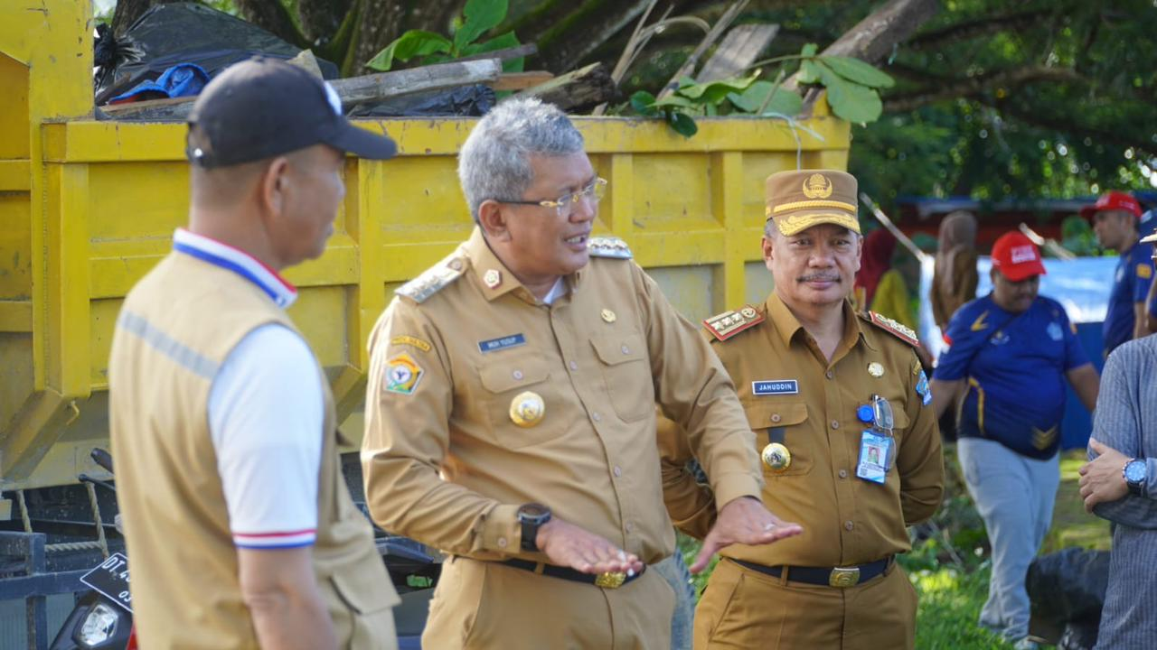 Pj Wali Kota Kendari Muhammad Yusup (tengah) memberikan arahan kepada jajarannya saat pelaksanaan wisata pungut sampah di Teluk Kendari, kemarin. (AGUS SETIAWAN / KENDARI POS)