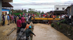 MITIGASI BENCANA : Personil Gabungan Pemkot Kendari melaksanakan pembersihan di salah satu sungai di Anduonohu, kemarin. (AGUS SETIAWAN/KENDARI POS)