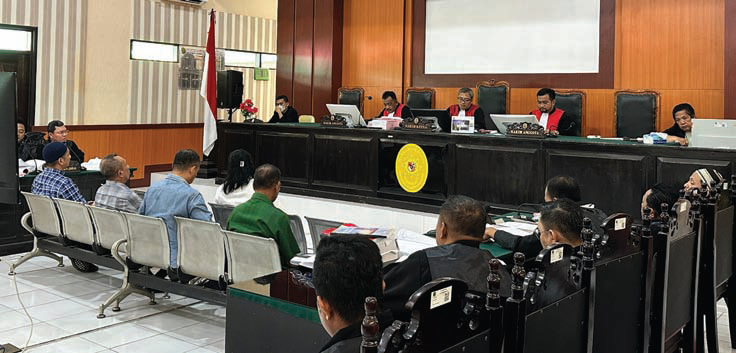 Suasana sidang dengan agenda pemeriksaan terdakwa mantan Bupati Busel La Ode Arusani. Pengadilan Tipikor Kendari menghadirkan saksi Direktur PT.Tatwa Jagatnata CH Endang Siwi selaku konsultan pelaksana. Endang termasuk salah satu terdakwa dalam perkara tersebut. (MUH.AKBAR ALI / KENDARI POS)