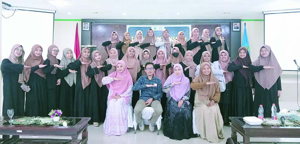 Foto bersama usai Tarqiah Syakhsiyah yang diikuti 25 orang Mahasantri di Aula Perpustakaan IAIN Kendari. (HUMAS IAIN KENDARI)