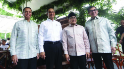 Anies Baswedan (2 dari kiri) dan Muhaimin Iskandar (2 dari kanan) dalam acara halal bihalal dan pembubaran timnas AMIN di Jakarta, Selasa (30/4/2024). (DERY RIDWANSAH/ JAWAPOS.COM)