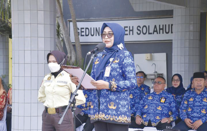 Wakil Rektor II UHO Prof. Dr. Weka Widayati, M.S., saat membacakan pidato Hari Kebangkitan Nasional 2024 di pelataran Rektorat UHO. (HUMAS UHO FOR KENDARI POS)