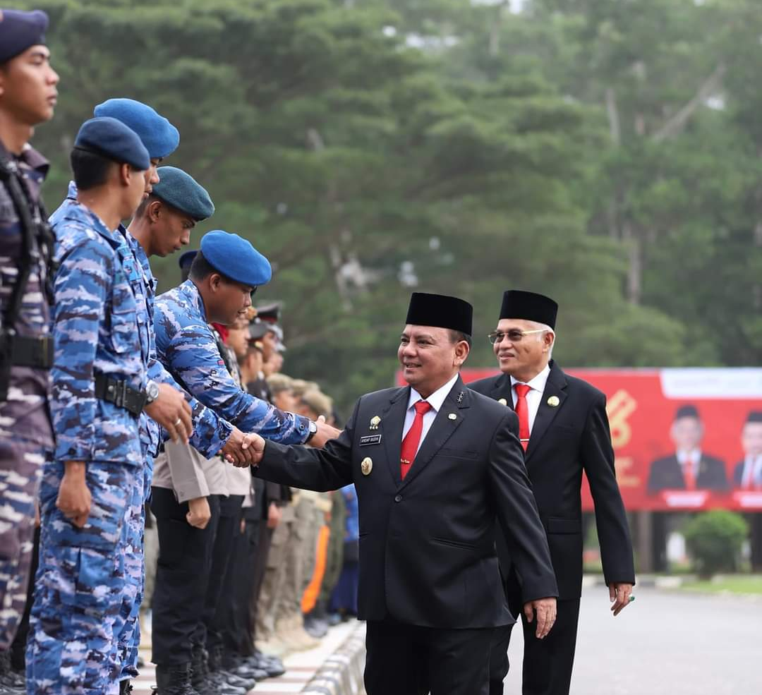 Pj Gubernur Sultra Andap Budhi Revianto (kanan) didampingi Sekda Sultra Asrun Lio menyapa peserta upacara peringatan Harkitnas ke-116 di pelataran kantor Gubernur Sultra, Senin 20 Mei 2024. (BIRO ADPIM PEMPROV SULTRA)