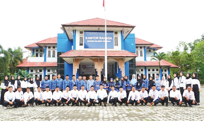 pegawai Kantor Bahasa Prov. Sultra, pose bersama di depan Kantor Bahasa Prov. Sultra.